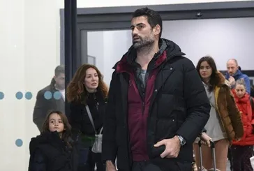Depremzedelerle telefonda görüntülü konuşan Volkan Demirel gözyaşlarına hakim olamadı