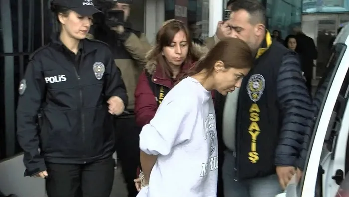 son-dakika-i-cektigi-video-basina-bela-oldu-sosyal-medya-fenomeni-banu-parlak-adliyeye-sevk-edildi-1700729045804.jpeg Çektiği video başına bela oldu! Gözaltına alınan Banu Parlak serbest kaldı: Koşarak uzaklaştı! Akla zarar savunma-6