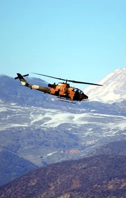 Helikopterler ateş altına aldı