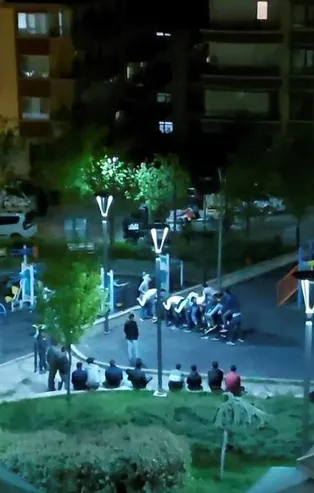 Ankara'da koronavirüs yasağına rağmen parkta 'uzun eşek' oynayan 10 kişiye, 31 bin 500 lira ceza