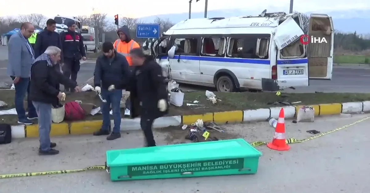 manisa salihli de isci servisi ile kamyonet carpisti 1 olu 24 yarali
