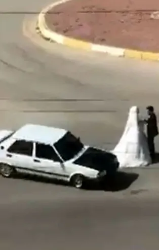 Gelin ile damadın etrafında tehlikeli drift