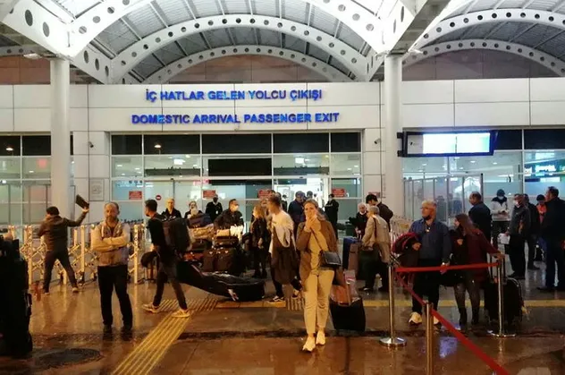 İstanbul-Antalya seferinde korku dolu anlar! İner inmez yakınlarına koştular