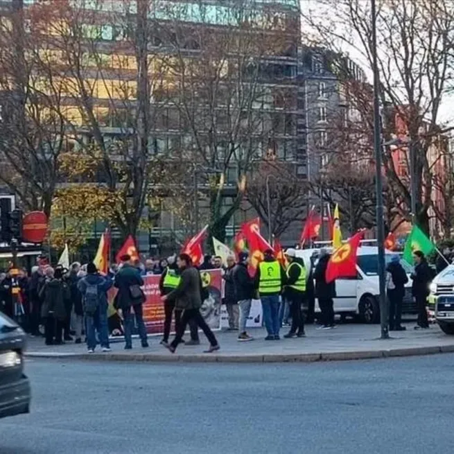 İsveçte terör örgütü PKK yandaşlarından parlamento binası üzerinden provokasyon: Terör paçavrasını yansıttılar