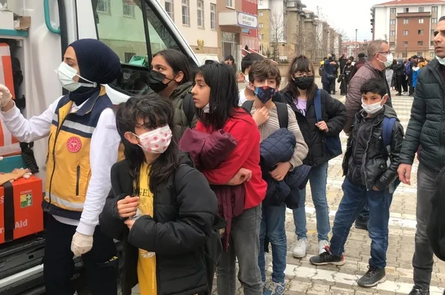 Elazığ'da 50 öğrenci hastanelik oldu