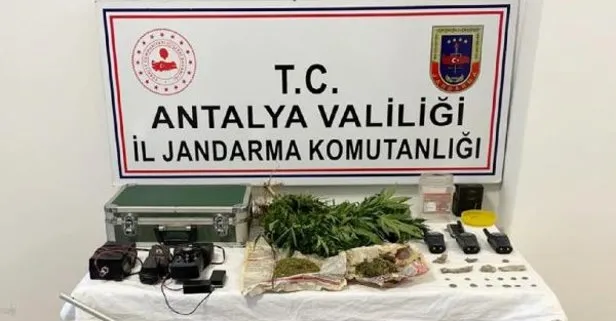 Antalya Manavgat’ta uyuşturucu ticareti şüphesi ile baskın yapılan evde çıkanlar şaşırttı.
