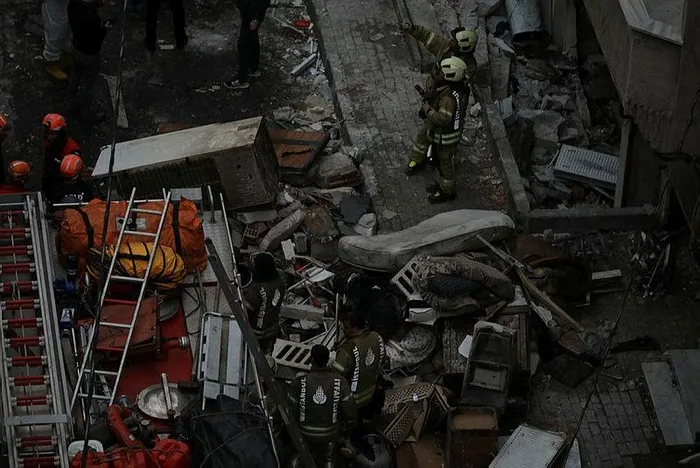 Küçükçekmece'de bir binada doğal gaz patlaması! Ölü ve yaralılar var: Korku dolu anlar güvenlik kamerasında-5