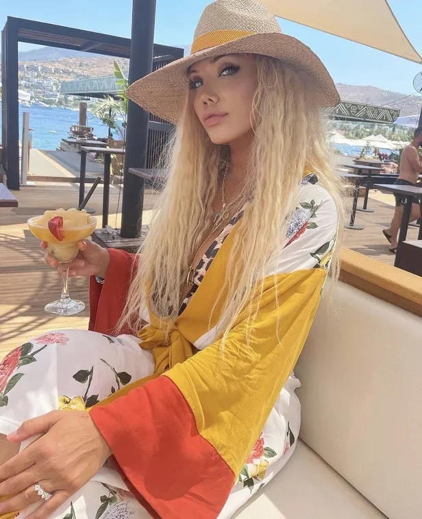 1629970908874.jpg Esra Ersoy kimdir? Cicişler Esra Ersoy kaç yaşında, nereli? 13 yaşındaki çocuğa istismarda bulunduğu iddiaları doğru mu?-5