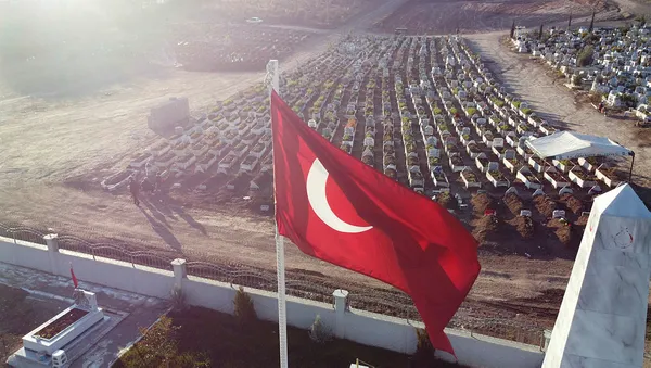 deprem-bolgesinde-mezarlarda-ki-yurek-yakan-manzaralar-cocuk-mezarlari-uzerindeki-oyuncaklar-genc-kizlarin-mez-1676786736168.jpg Deprem bölgesinde mezarlarda ki yürek yakan manzaralar! Çocuk mezarları üzerindeki oyuncaklar, genç kızların mezarları üzerine örtülen gelinlikler…-5