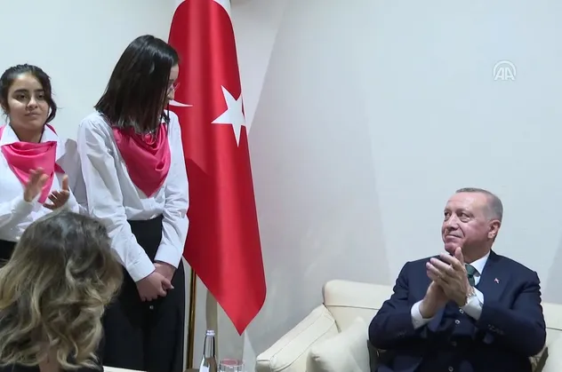 Sevgi Evleri'nde yetişen gençlerin türküsü Başkan Erdoğan'ı duygulandırdı