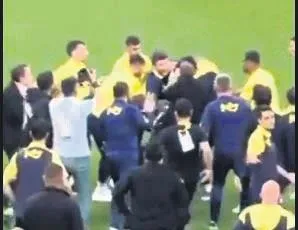 Mert Hakan tekme atmış