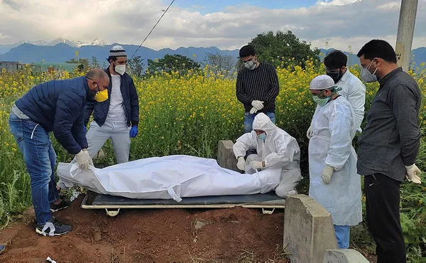 Hindistan'da 4 eyalet daha artan Kovid-19 vaka sayıları nedeniyle kapanmaya gitti-2