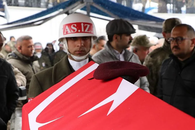 Şehit olan ve cenazesine ulaşılan Piyade Uzman Çavuş Nurettin Tokyürek, memleketi Erzurum'da toprağa verildi. (AA)