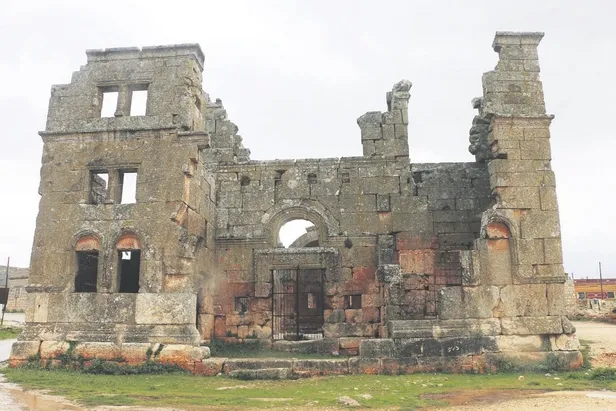 Notre Dame Katedrali'nin esin kaynağının İdlib’de 16 yüzyıldır ayakta duran Kalb Lovze Kilisesi olduğu ortaya çıktı-1