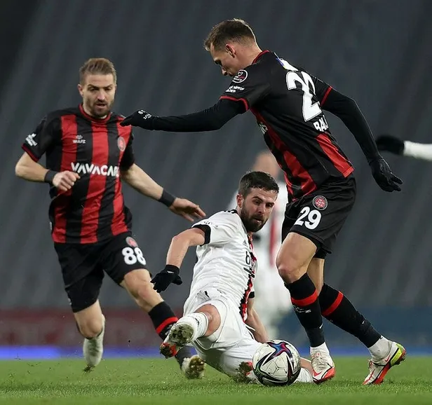 siyah-beyazlilarin-2022de-bilegi-bukulmedi-deplasmandaki-3-puan-hasretine-karagumruk-maciyla-son-verdi-1642547281708.jpeg Siyah-Beyazlılar’ın 2022’de bileği bükülmedi! Deplasmandaki 3 puan hasretine Karagümrük maçıyla son verdi-4