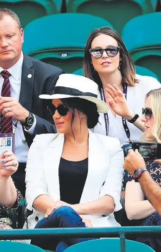 Meghan Markle'a Wimbledon Tenis Turnuvası'nda selfie şoku! "Düşes de kim oluyor"