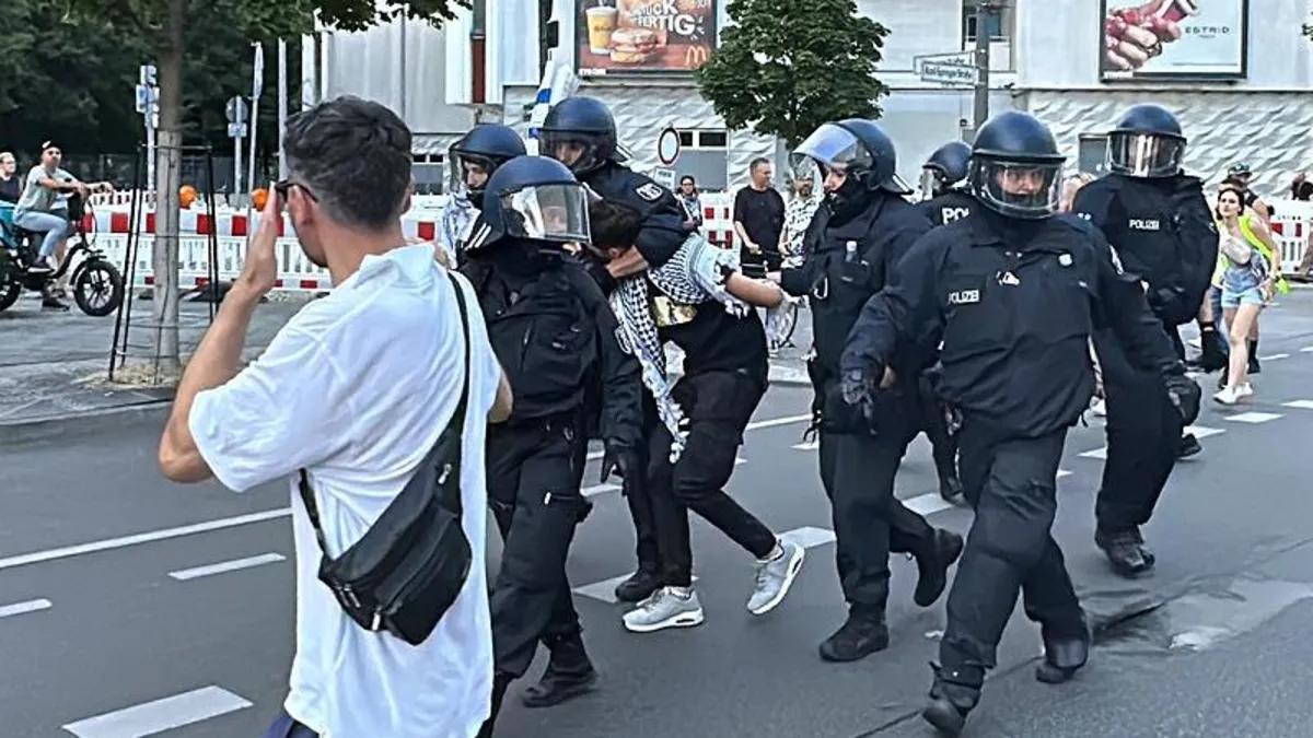 Berlin'de Gazze'ye destek gösterisi düzenlendi! Alman polisinden alçak müdahale: Çok sayıda kişiyi gözaltına aldı