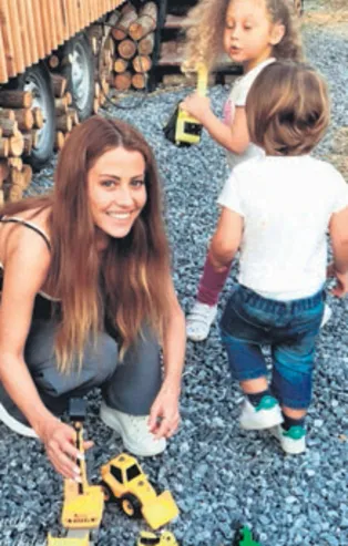 Şarkıcı Derya Uluğ iki minikle oyun oynadı