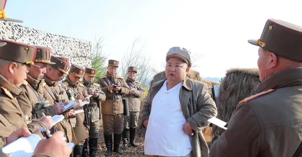 Kuzey Kore lideri Kim Jong-un koronavirüse meydan okudu: Maske ve eldivensiz bir şekilde askeri tatbikatta!