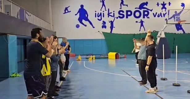 CHP’li Üsküdar Belediyesi otizmli gençlerin basketbol kursunu kapattı!