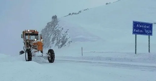 Yola çıkacaklar dikkat! Kar nedeniyle kapanan Antalya-Konya kara yolu tır geçişine açıldı
