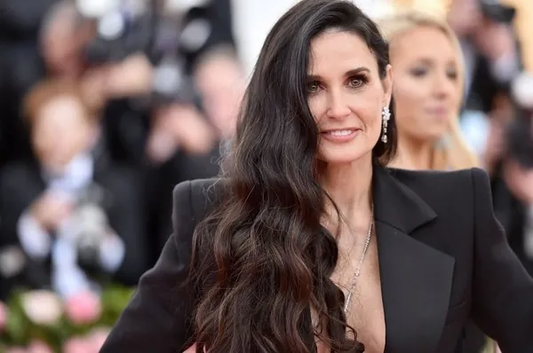 Demi Moore,Victoria Beckham, Almeda Abazi... Ünlüler, şimdi de sülük tedavisi için sıraya girdi:-10