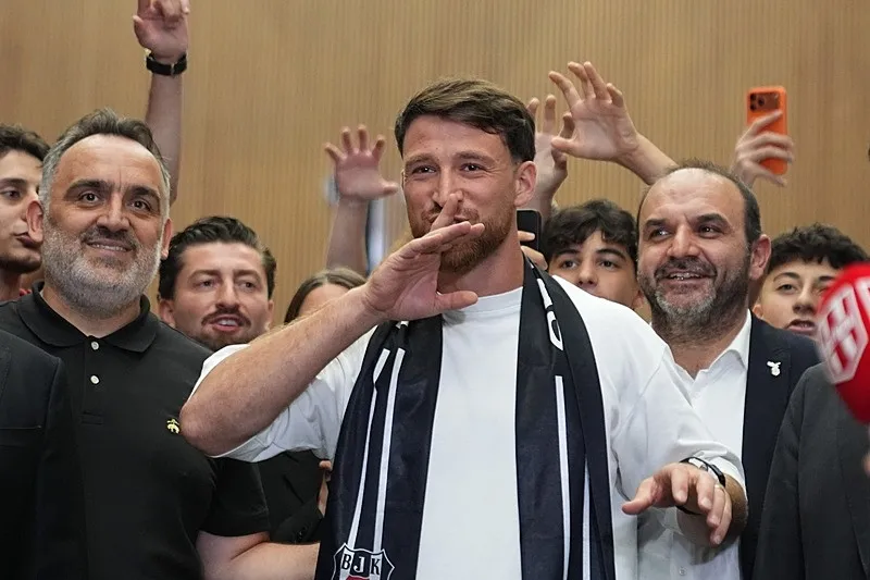 besiktas-milli-futbolcuyu-duyurdu-salih-ozcan-istanbula-geldi-1783549125339.jpeg Beşiktaş milli futbolcuyu duyurdu: Salih Özcan İstanbul'a geldi-2