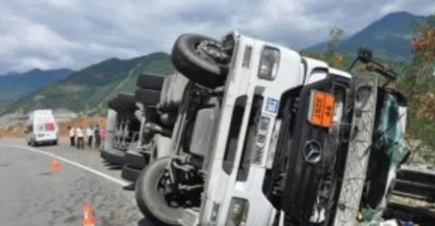 Artvin'de yakıt tankeri dereye yuvarlandı