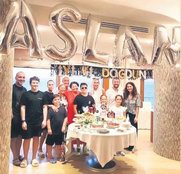 eski-esler-hande-demir-ve-erdinc-acar-ogullari-aslanin-yas-gununde-bulustu-1595888182863.jpeg Eski eşler Hande Demir ve Erdinç Acar oğulları Aslan'ın yaş gününde buluştu-1