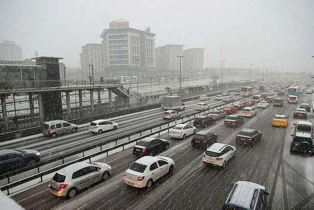 SON DAKİKA: İstanbul trafiğinde kar yoğunluğu-1