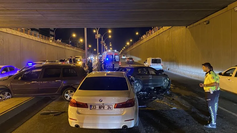 1721763120080.jpg Diyarbakır-Şanlıurfa yolunda 3 araçlı kaza! Kontrolden çıkıp karşı istikametteki araçlara çarptı: Yaralılar var!-3