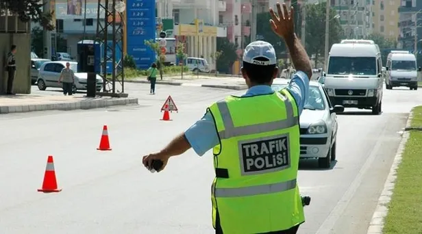 turkiye-genelinde-trafik-isik-ve-isareti-kurallarina-uymayan-195-arac-trafikten-men-edildi-1606499404401.jpeg Türkiye genelinde trafik ışık ve işareti kurallarına uymayan 195 araç trafikten men edildi-2