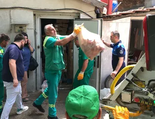 Bursa'da et deposuna baskın: Tonlarca eti yerden topladılar! Şoke eden manzara