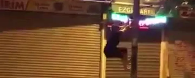 AK Parti bayrağını indirmek için direğe tırmanan CHP’li kadın