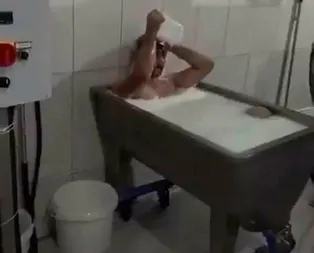 Konyada süt toplama merkezinde süt banyosu yapan işçi: Şaka amaçlı bir olaydı