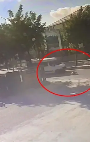 Arnavutköy'de akılalmaz kurtuluş! Kamyonetin kasasından düşen işçinin ağır yaralandığı anlar kamerada