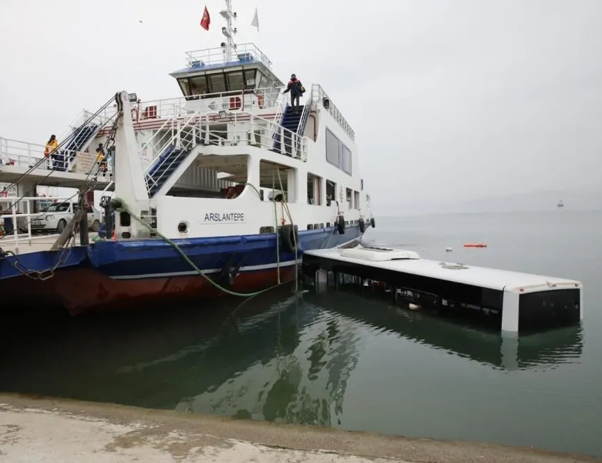 Belediye otobüsü baraj gölüne uçtu