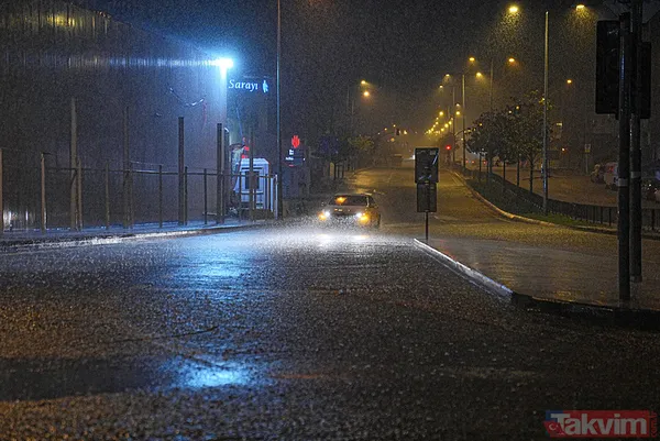 İstanbul'da yağmur etkisi! İstiklal'i su bastı Vatan Caddesi'nde yol çöktü... En çok o ilçeye yağdı - 14