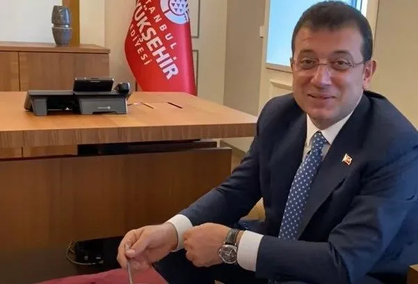 İstanbullu karla mücadele ederken balık keyfi yapan CHP'li İBB Başkanı Ekrem İmamoğlu iş PR'a gelince makamında yemek yedi-4