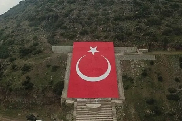 Terörist elebaşı Öcalan portresi yerine dev Türk bayrağı! Afrin'de dikkat çeken kare