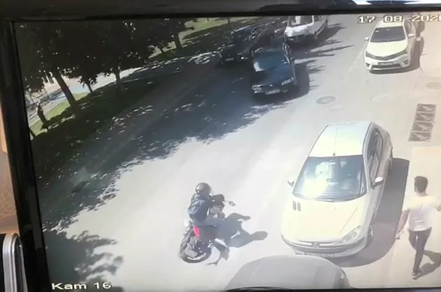 Kontrolünü kaybeden motor sürücüsü yerde metrelerce sürüklendi