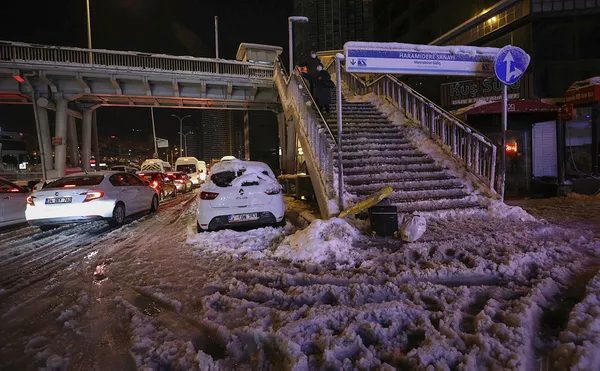 istanbulda-hayat-felc-oldu-chpnin-is-bilmezligi-yuzunden-binlerce-kisi-araclarina-terk-etti-1643090417164.jpg İstanbul'da hayat felç oldu! Belediyenin iş bilmezliği yüzünden binlerce kişi araçlarını terk etti-2