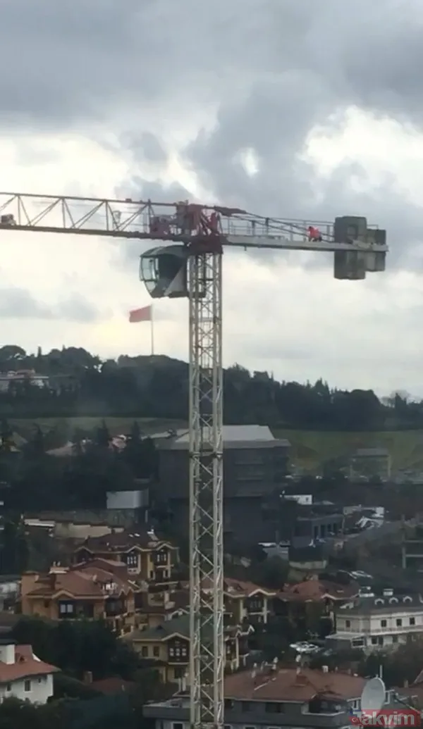 İstanbul Üsküdar’da çalışan bir vinç operatörü namaz kılmak için yerden 60 metre yükseklikte vinci kıbleye çevirdi - 4