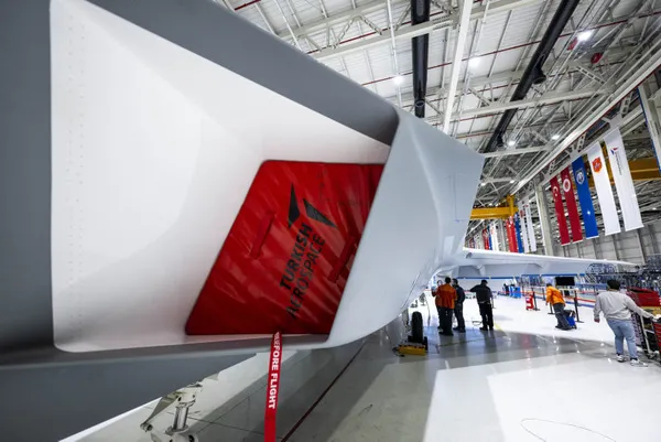 gozler-1-mayista-baskan-recep-tayyip-erdogan-milli-muharip-ucaka-ismini-verecek-1682775827574.jpg Gözler 1 Mayıs'ta: Başkan Recep Tayyip Erdoğan, Milli Muharip Uçak'a ismini verecek-7