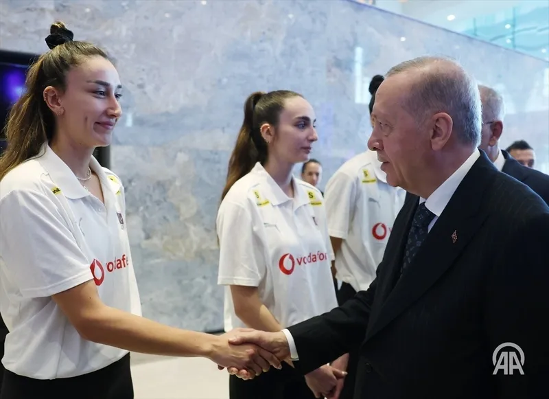 baskan-erdogan-a-milli-kadin-voleybol-takimini-kabul-etti-1750435788216.jpeg