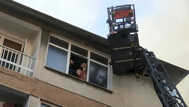 Son dakika: Kadıköy'de 4 katlı bina alevler içinde kaldı! 1 ölü-5