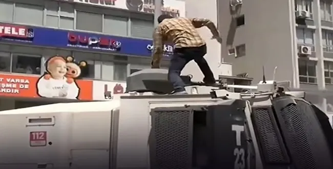 1779899971047.jpeg İzmir’deki provokasyonda TOMA'yı tekmeleyen Deniz Yolçu tutuklandı-3