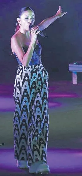 İrem Derici, sanat güneşi Zeki Müren selamı ile sahneye çıktı-5