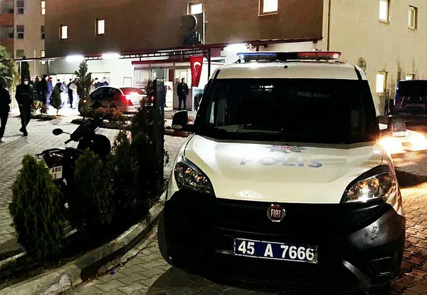 manisada-dugunde-cikan-yan-baktin-kavgasinda-1-kisi-cakiyla-olduruldu-1636796797691.jpg Manisa'da düğünde çıkan "yan baktın" kavgasında 1 kişi çakıyla öldürüldü-3