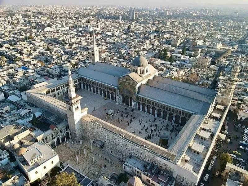 Suriyeliler Esad sonrası ilk cuma namazı için Şam'ın kalbi Emevi Camii'ne akın etti (Takvim.com.tr)